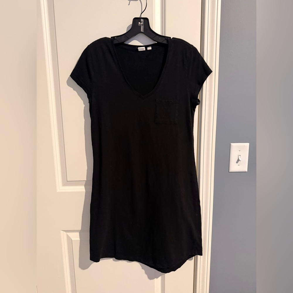Good Condition
Gap Black V-Neck Women’s T-Shirt Dress
